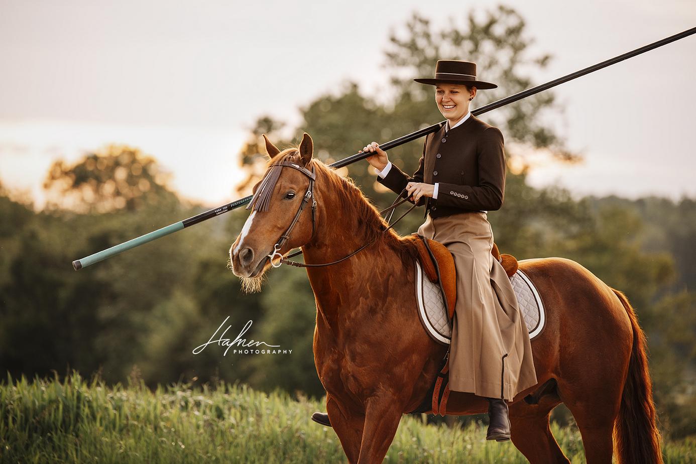 Jasmin Vögeli mit Pferd